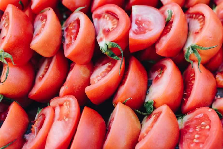 sliced tomatoes